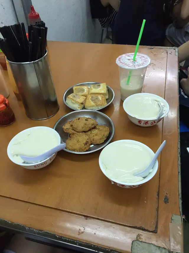  煎釀豆腐真係好正 不過就咁食其實有d寡.. 檯上面有辣椒醬 同埋豉油！ 而且黃金魚腐都可以點！ 