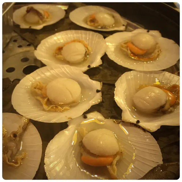 如果是食扇貝，我最愛在上面添加香蒜及粉絲，想不到，這次只是簡簡單單用清蒸的方法，也能帶出鮮嫩、原汁原味的感覺！