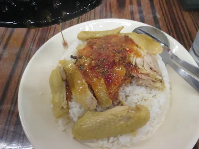 先將碟酸辣汁加入碟海南雞飯。