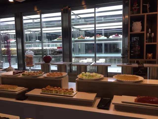 好失望，午市的幾樣甜品 而且得d糕，d蛋糕又唔好食 雪櫃入面既布丁係有得睇冇得食==