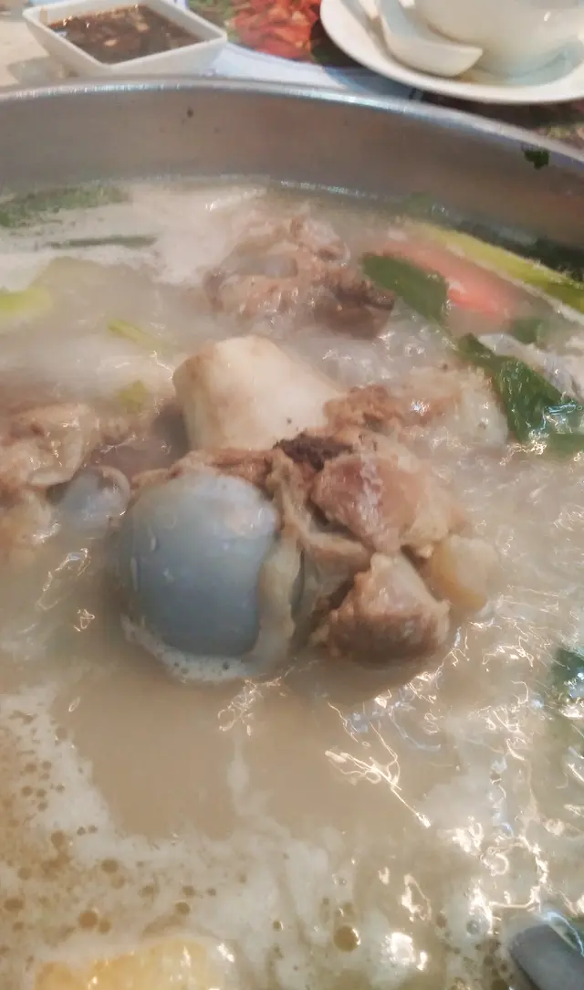 入到去因為見有大豬骨湯底選擇下, 大家當然兩眼發青光啦, 又可以當湯飲喎(我意思喺飲幾淡, 麻辣油湯就唔ok喇), 所以就立刻開始order!