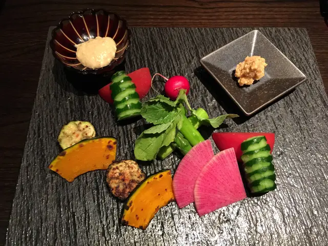 蔬菜拼盤,配兩種味噌