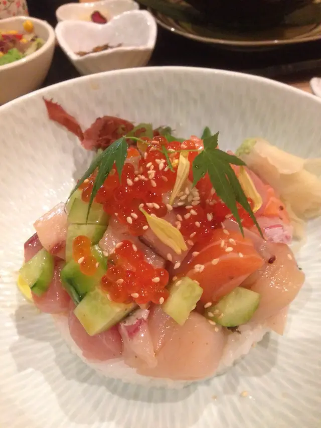七彩碎魚生飯定食