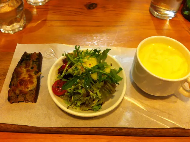 其中三樣,仲有嘢飲同窩夫