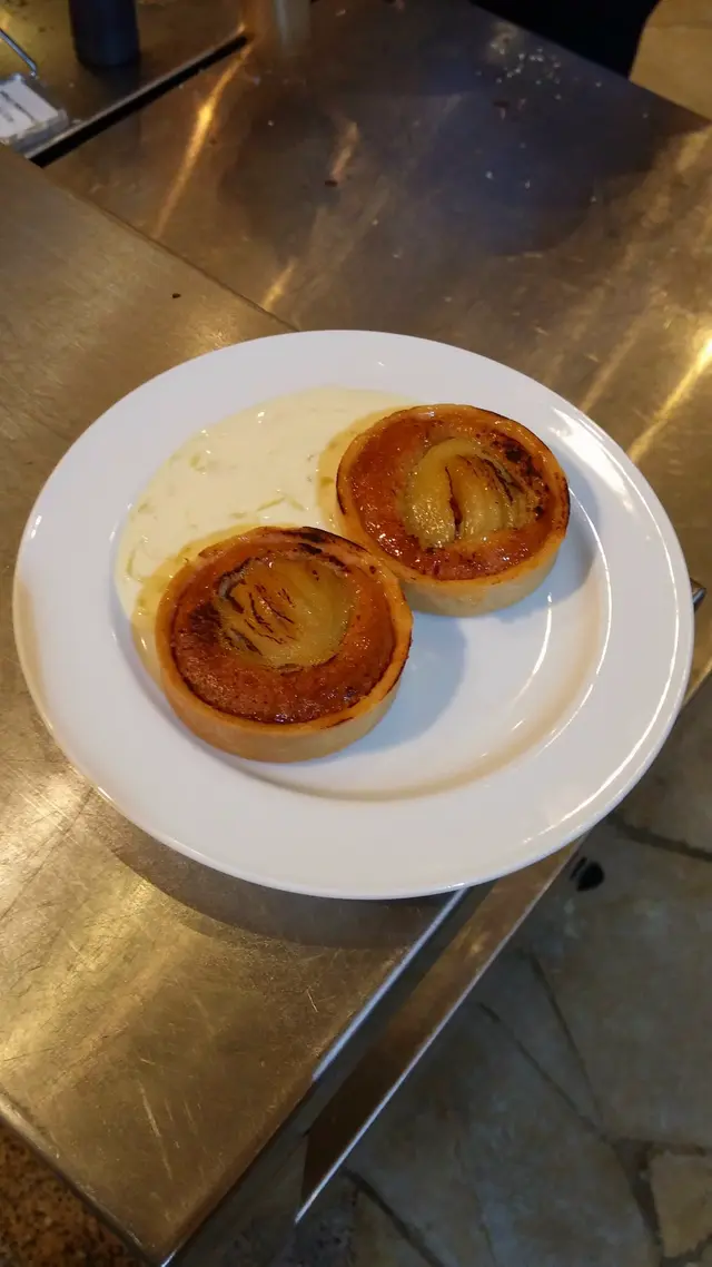 梨肉自然清甜，加上杏仁粉的甜香就更是迷人，若撻皮脆香之餘可以緊貼餡料為佳