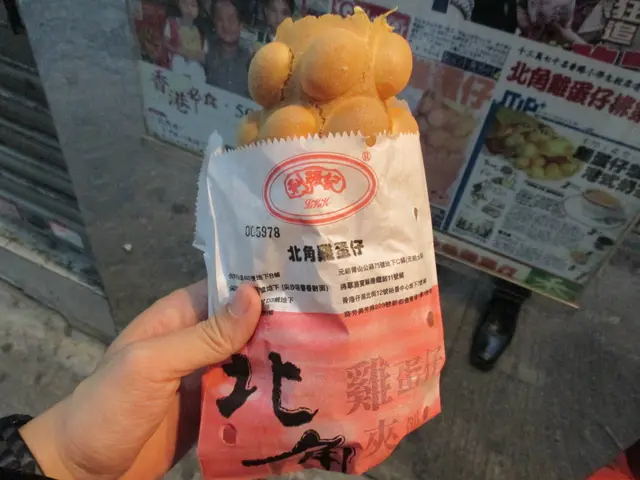 個包裝好好睇。個雞蛋仔金黃色。一口咬落去好鬆軟。好食。