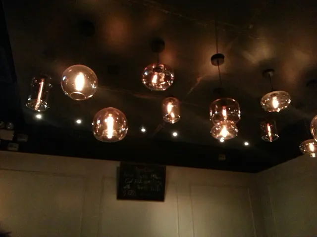 柔和昏暗燈光，感覺浪漫，岩曬情侶談心。