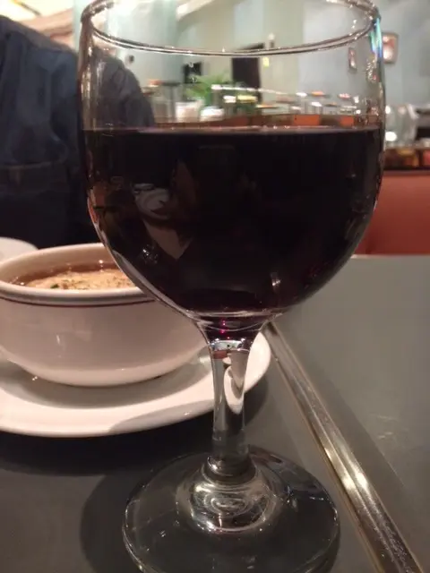 服務員送來餐前飲品和紅酒，免費紅酒口感不錯。