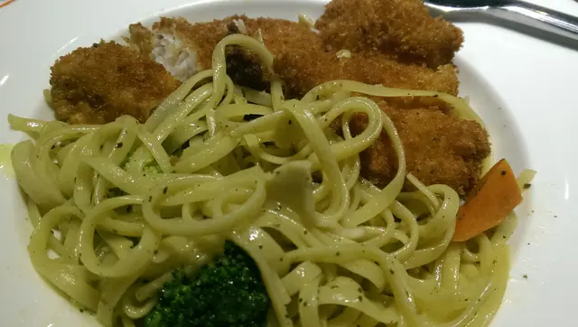 魚柳炸得不錯，夠脆 魚肉都幾滑