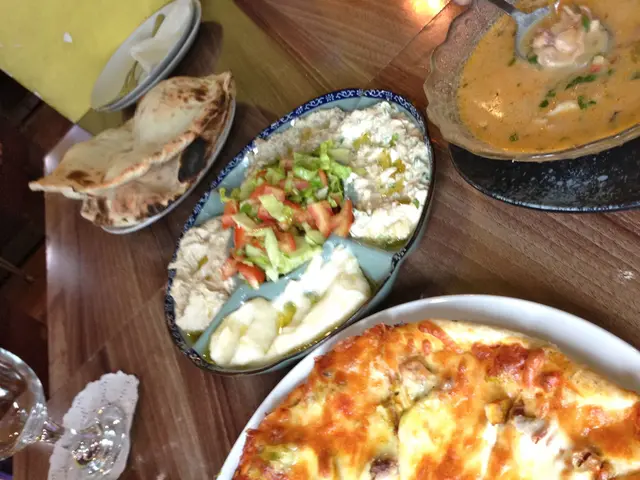 這拼盤有不同種類的豆茸和茄子茸, 與印度烤餅同吃非常不錯。推介的菜式。