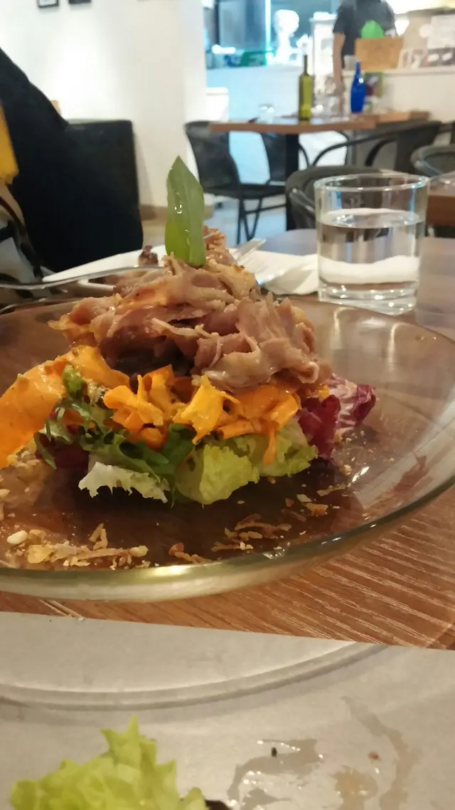 紅蘿蔔麵沙律加燒牛肉