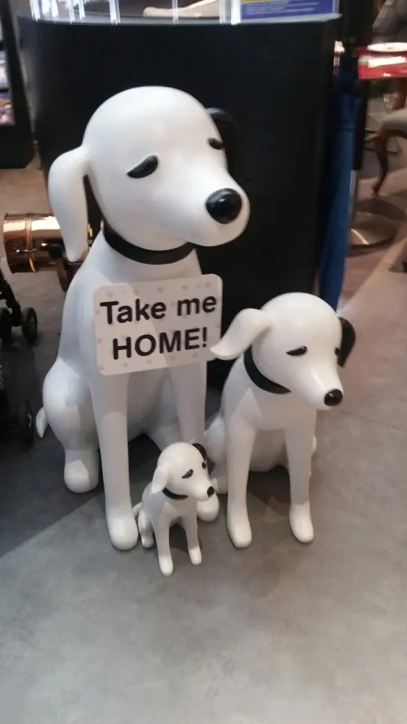 店內到處都可以發現這小狗的擺設。但價錢不便宜,最小的都要千多元,都係眼看手勿動~