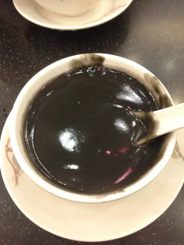 生磨芝麻糊, 很一般, 並沒有香味，味道較淡，質地較稀。若不是餐牌上寫上生磨，我會以為是用粉沖水而成