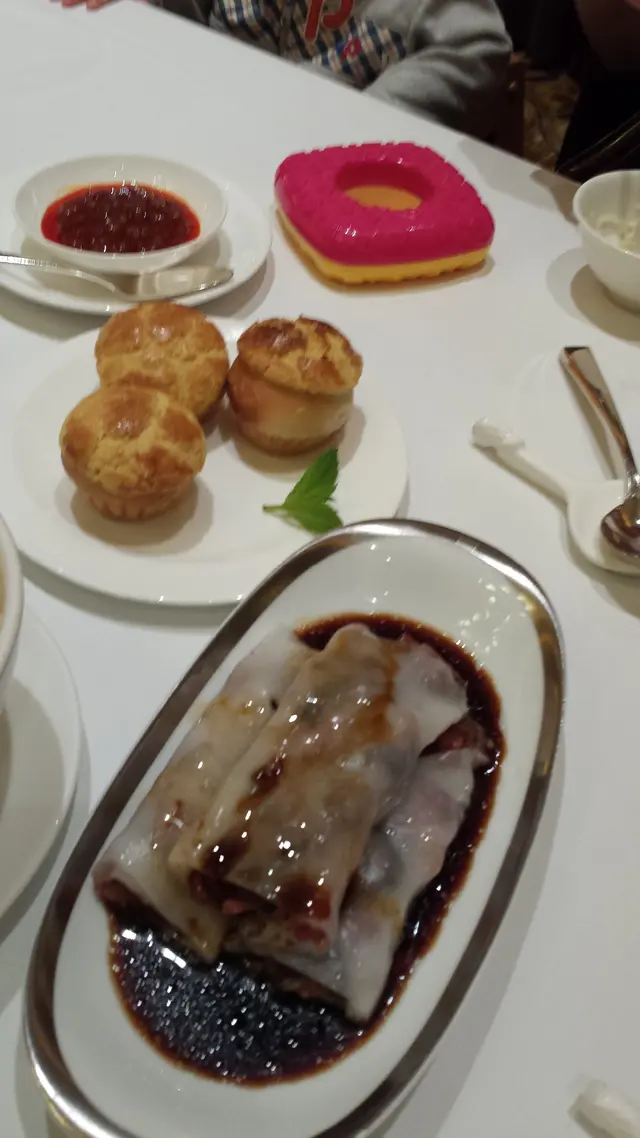 梅菜叉燒腸粉及波羅餐麭