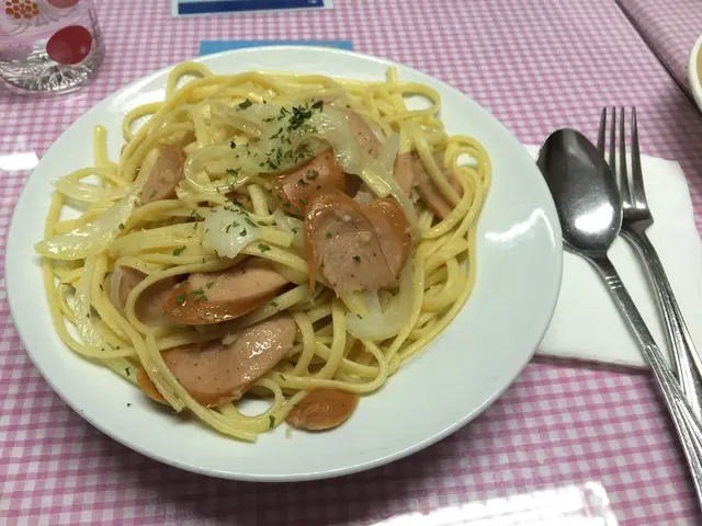 蒜香洋蔥辣肉腸意粉