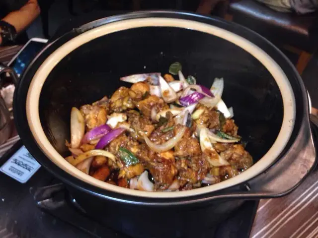 我們只食雞煲，火鍋用烤魚湯底