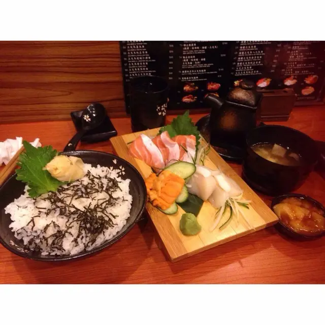 $88蚊三文魚海膽帆立貝刺身飯+ ($3x3=9)+$10轉餐 +$3計錯數= $110