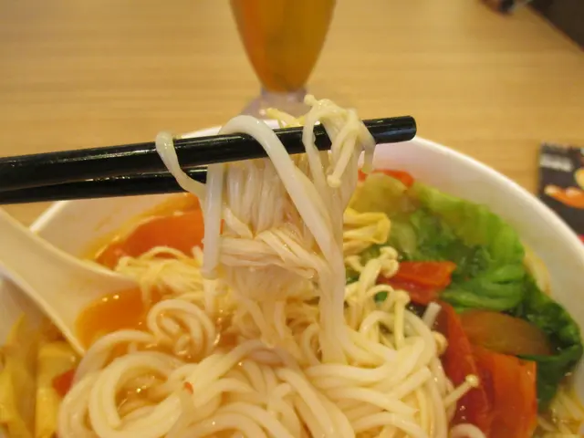 個米線賣相好得。加上個湯底好甜。金菇同唐生菜好爽口。米線好彈牙。