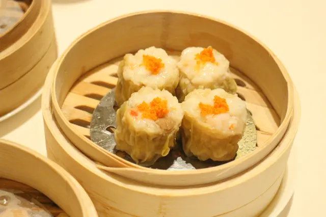 珊瑚燒賣皇 (Steamed Pork and Shrimp Dumplings with Crab Roe)