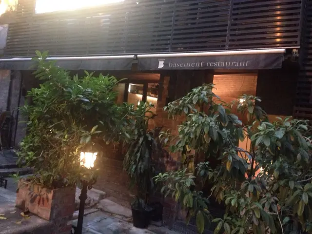 躲在兩棵大樹後