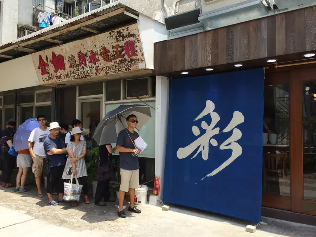 炎炎夏日下在排隊的人們。