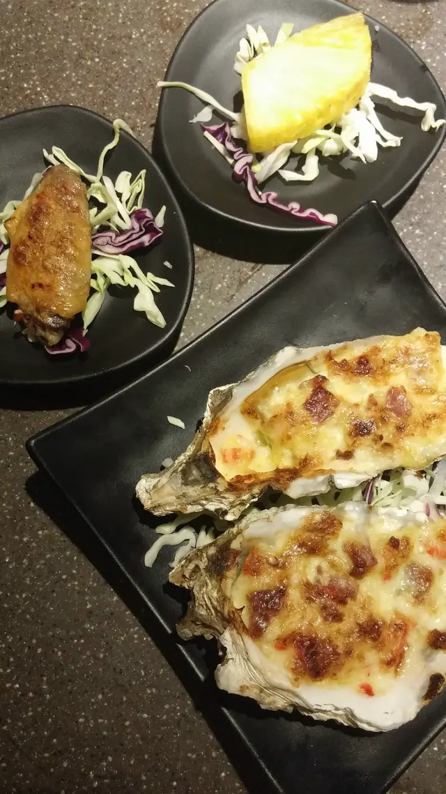黃金焗蠔賣相不錯，入口酸甜潤香，沒有腥味