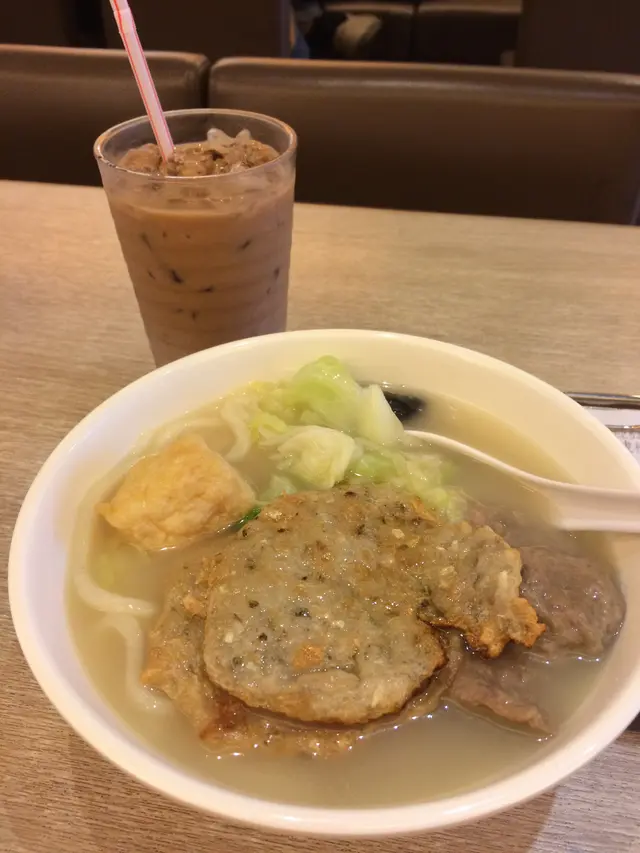 牛肉餅+煎魚餅 讚岐烏冬配胡椒豬骨湯