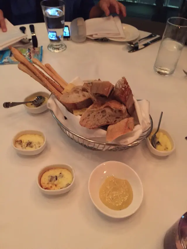 有四至五種唔同類型的麵包