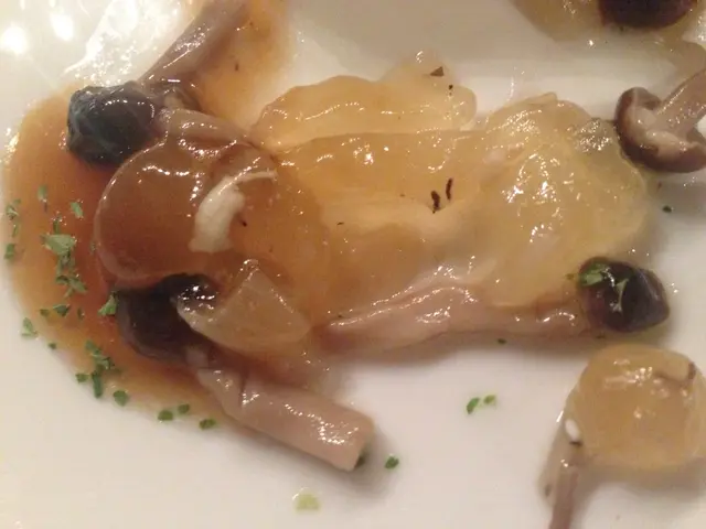似啫喱,質感有些韌勁的雪蓮子