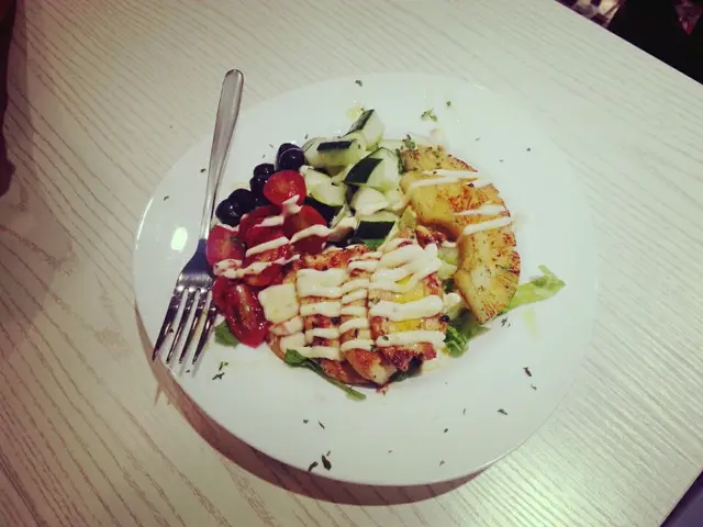 菠蘿外脆內甜,雞胸肉香口惹味,開胃一流