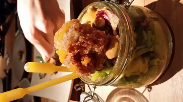 魚崧鬆脆，芒果醬配羅馬生菜沙律，味美又鮮甜！