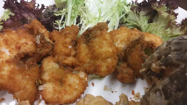 吉列椒鹽味如像日式吉列炸法，裹著粉糠炸至金黃
