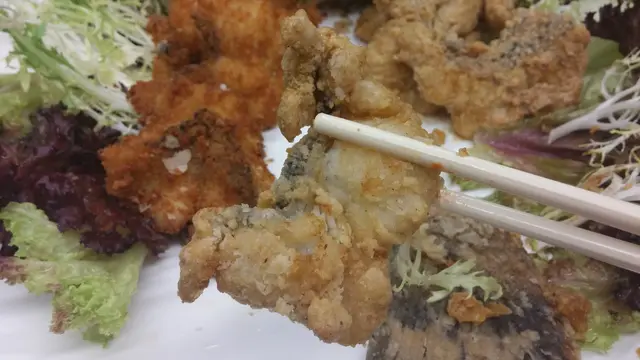 流沙指的大抵是粉層用上蛋黃碎屑提香，鹹香豐腴