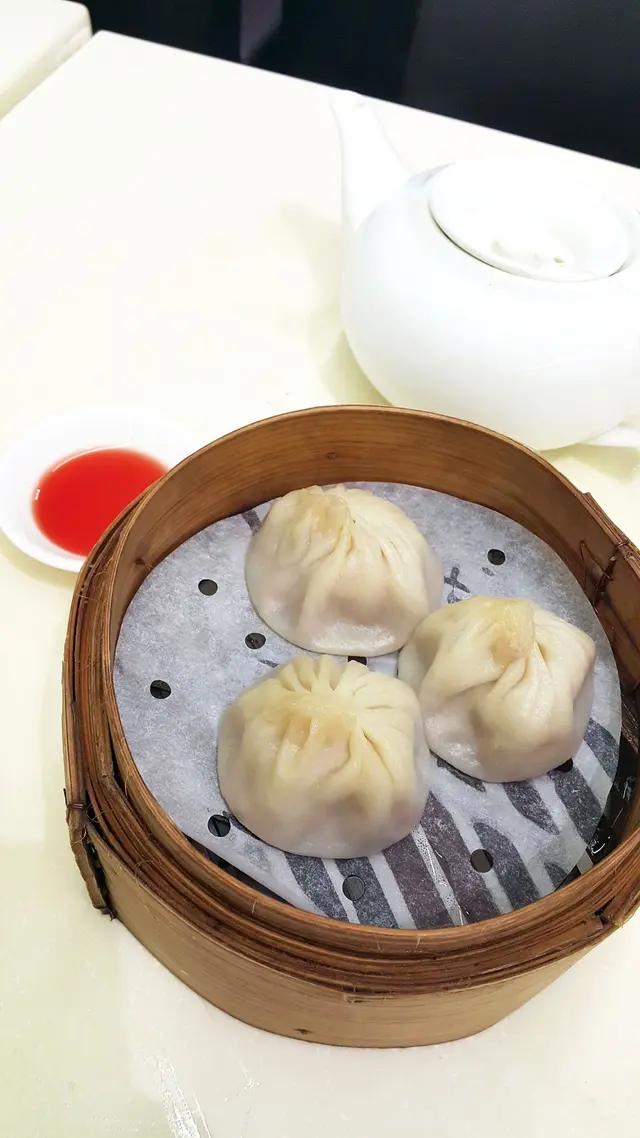三粒大小均一的小籠包