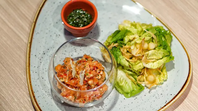 薑味三文魚他他配香脆白飯魚蘋果沙律伴香草檸檬醬