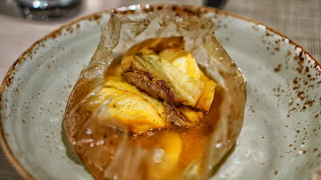 香焗野菌海石斑魚柳伴白酒紅花汁