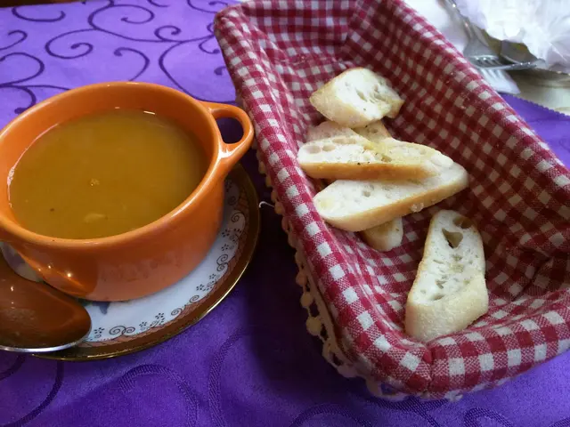 南瓜蟹肉湯配蒜蓉包