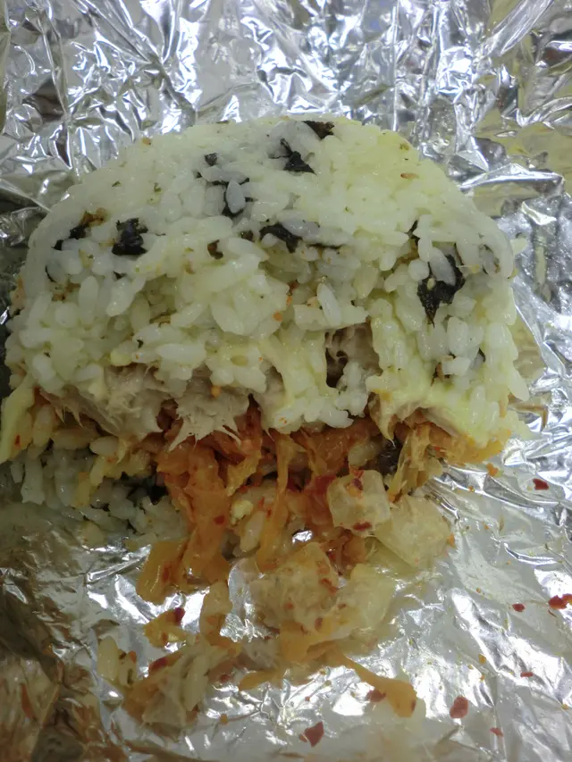 泡菜與吞拿魚沙律也夾得來，混入清爽而醃過的白蘿蔔，口感討好！