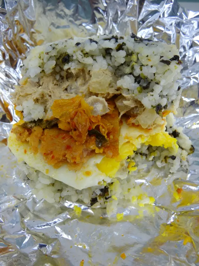 煎蛋是暖暖地，蛋黃並非全熟透，微微的軟滑流心！