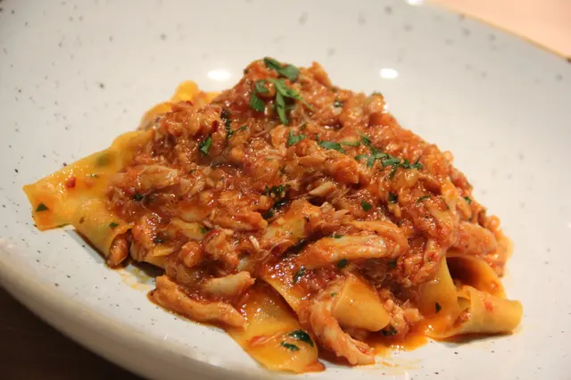 鮮蟹肉香草蕃茄手造闊條麵