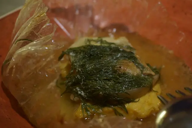 香焗野菌海石斑魚柳伴白酒紅花汁