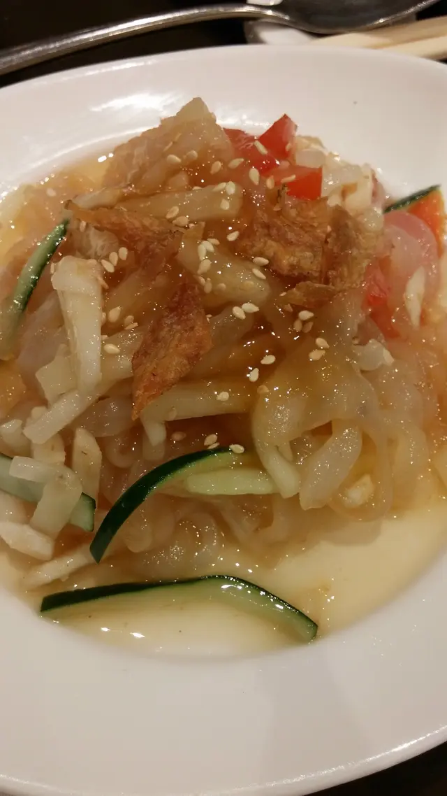 且有方魚乾，即是大地魚，那份鮮味鹹香，入口硬硬的富嚼勁