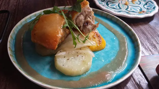 燒乳豬外脆內軟，一切開表皮非常脆口鬆化，內裡卻是充滿肉汁亦嫩滑的乳豬肉！