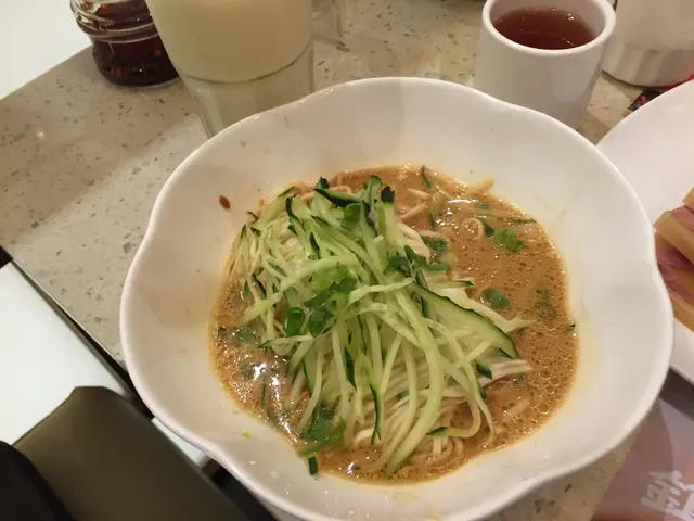 一心以為撈麵是冷食,可這卻是熱的。 醬油是不錯的,但真的一點肉也沒有。