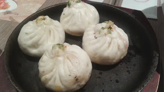 5好諗住叫左小籠包就夠，生煎包亦必食點心之一! 雖然個包吸左不少肉汁，但一咬落去仍有肉汁流出黎(≧∇≦) 而且個底煎得好脆，口感好正!