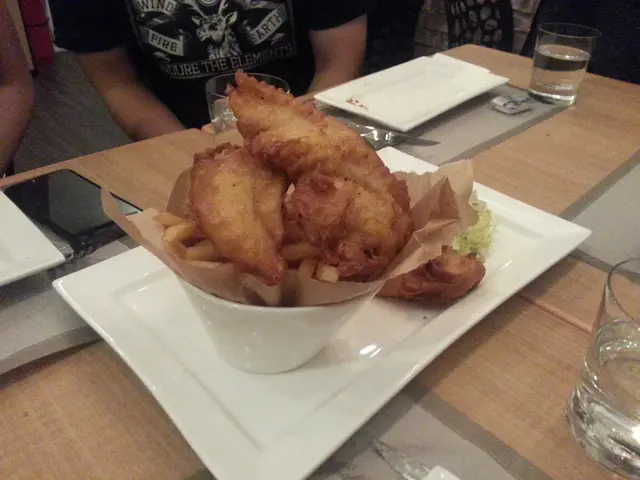 條炸魚炸得o岩o岩好，與薯條同沙律醬配埋一齊食，感覺只係油左少少！，可以一試！