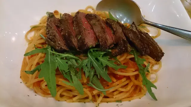 australian beef fillet spaghetti (w/rocket leaves in spicy tomato sauce)