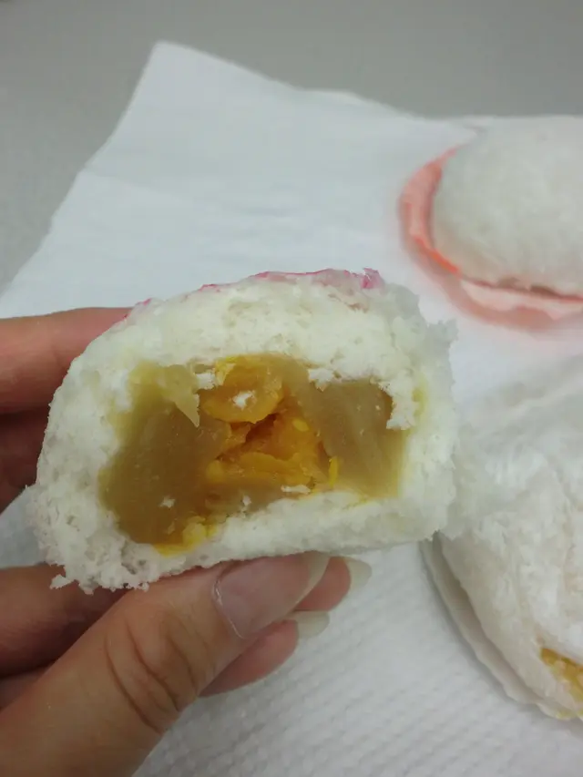 蓮蓉夾雜大約半粒鹹蛋黃,鹹甜交集,內外兼備!