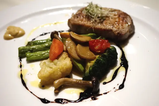 烤西班牙雪花黑毛豬配蘋果醋汁