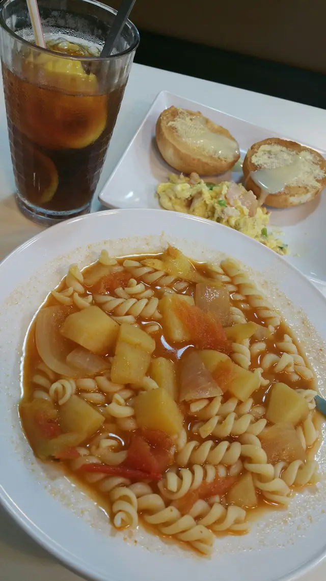 蕃茄湯螺絲粉、煙蔥蛋、奶油脆豬仔包